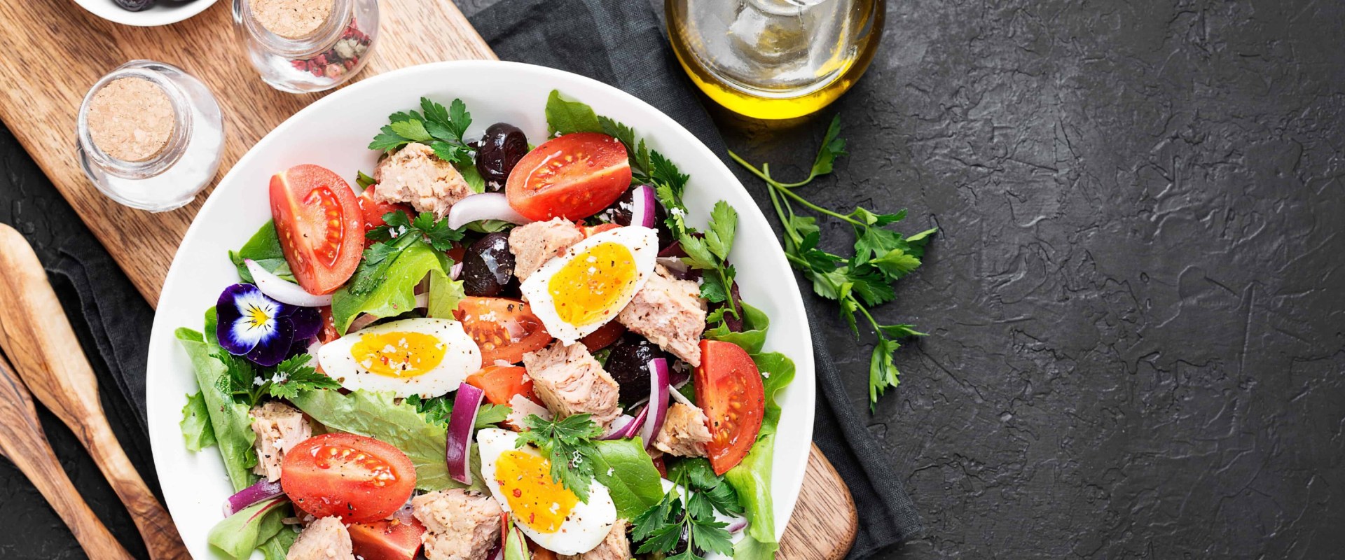 What is a typical meal on the mediterranean diet?